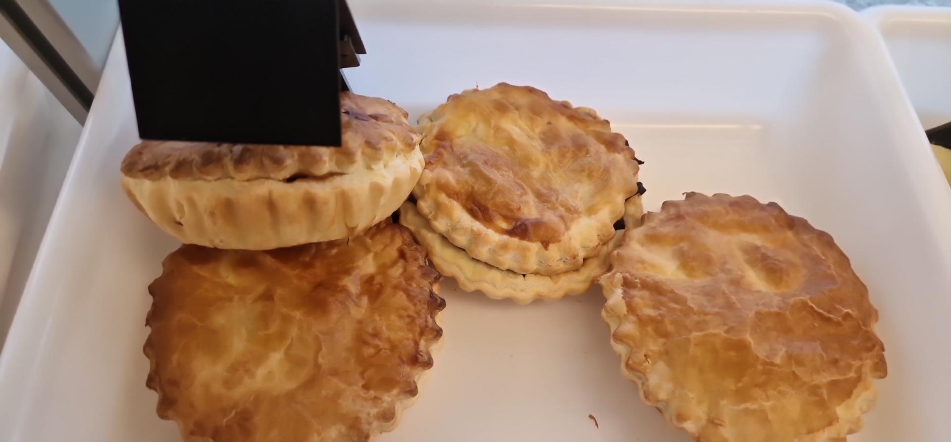 champignons pate feuilleté garnie de chitaket, sauce qui va bien, de choux.